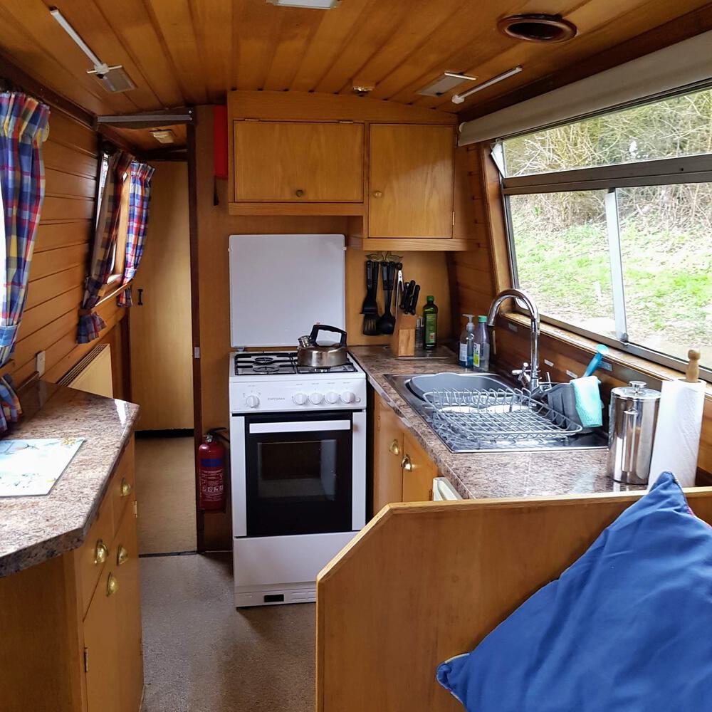 Narrowboat Scruffy Fox (interior)