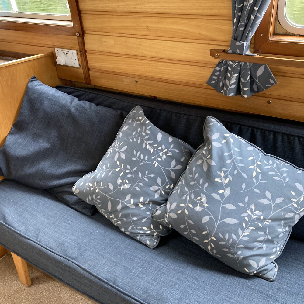 Narrowboat Scruffy Fox (interior)